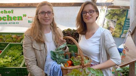 Carolin Alff (li.) und Katharina Olschenka haben den Lieferdienst Lokalbestellt gegründet. Alle Zutaten für ihre Speisen stammen aus der Region Berlin-Brandenburg. 