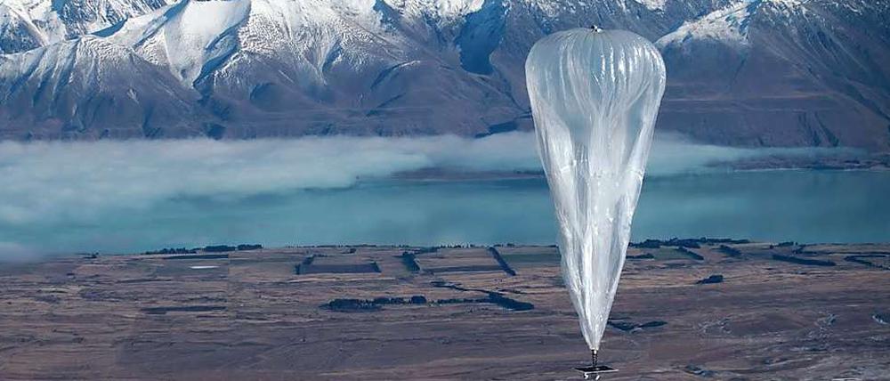 Mit einem waghalsigen Projekt will Google Weltregionen ohne Internetanschluss aus Ballons in 20 Kilometern Flughöhe mit einem Netzzugang versorgen. In der Nähe des Lake Tekapo auf der Südinsel Neuseelands wurden 30 Ballons für ein Pilotprojekt gestartet. Der Projekt-Name „Loon“ der Name spielt auf die englischen Wörter „balloon“ (Ballon) und „lunatic“ (verrückt) an.