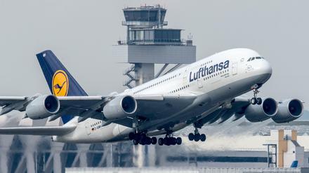 Ein Jumbo vom Typ Airbus A380-800, getauft auf den Namen "New York" beim Start in Frankfurt am Main. 