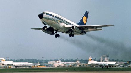 Rußgraue Vorzeit: Eine Boeing 737-100 der Lufthansa hebt von der Landebahn ab. Die Foto entstand mutmaßlich in den 1970er Jahren. Seither haben die Hersteller von Fliegern und Triebwerken große Fortschritte bei der Effizienz gemacht.
