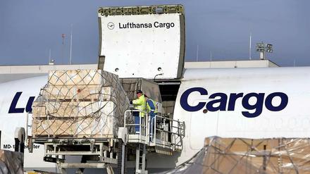 Mitarbeiter von Lufthansa Cargo beladen auf dem Flughafen in Frankfurt eine Frachtmaschine.