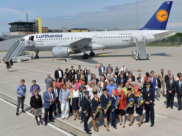 Jubiläum: Am 10. August 2014 schickte Lufthansa Flug LH1989 entlang der gleichen Strecke wie vor 25. Jahren. Und wieder gab es Blumen am Flughafen Leipzig/Halle in Schkeuditz (Sachsen).