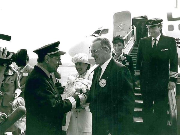 Historischer Handschlag. Klaus Henkes (links), Generaldirektor der DDR-Fluglinie Interflug, begrüßt Lufthansa-Chef Heinz Ruhnau am 10. August 1989 in Leipzig.