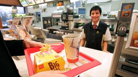 Einige der McDonald's-Angestellten können sich freuen: Sie kriegen einen Dollar mehr pro Stunde. Die Meisten gehen aber leer aus. 