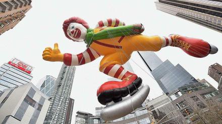 Ins Rutschen gekommen. Ronald McDonald, das Maskottchen des Fastfood-Konzerns, verliert an Anziehungskraft. Der Fastfood-Konzern verliert Kunden.