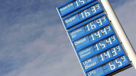 Anzeigentafel einer Tankstelle: die Benzin- und Spritpreise müssen ab sofort gemeldet werden.