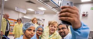 Angela Merkel macht ein Selfie mit Mitarbeitern eines Automobilzulieferers.