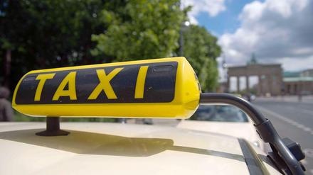 6000 Arbeitsplätze der fest angestellten Taxi-Fahrer in Berlin wären durch die Einführung eines Mindestlohns bedroht. Das wäre jeder zweite Job. 