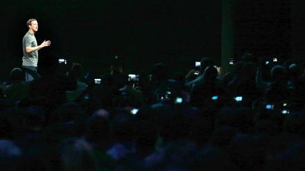 Neue Allianz. Überraschend tauchte Mark Zuckerberg auf einer Samsung-Präsentation in Barcelona auf.