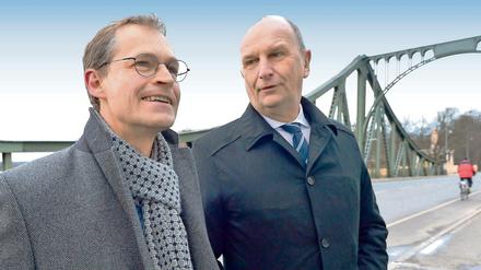 Parteifreunde und Rivalen in der Region: Berlins Regierender Bürgermeister Michael Müller (links) und Brandenburgs Ministerpräsident Dietmar Woidke (beide SPD) auf der Glienicker Brücke (im März 2015).