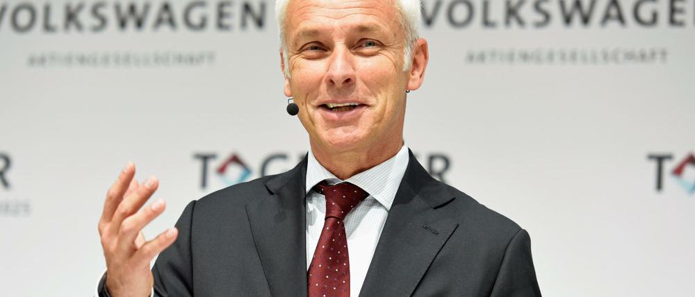 "Pfunde abtrainieren, Muskeln aufbauen". Volkswagen-Chef Matthias Müller präsentierte die neue Strategie 2015 in Wolfsburg. 