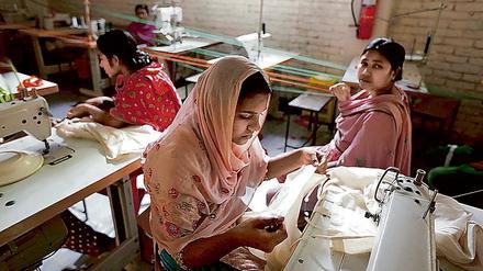 Arbeiterinnen in einer Textilfabrik in Bangladesch. 