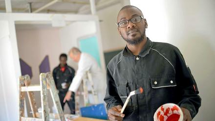Nasir aus dem Niger nimmt am Übungswerkstätten-Parkour der Kampagne "arrivo" teil. 