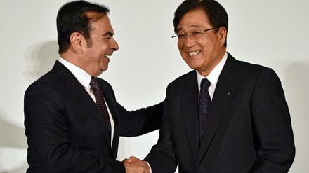Deal! Nissan-Chef Carlos Ghosn (l.) und Mitsubishi-CEO Osamu Masuko sind sich einig. 