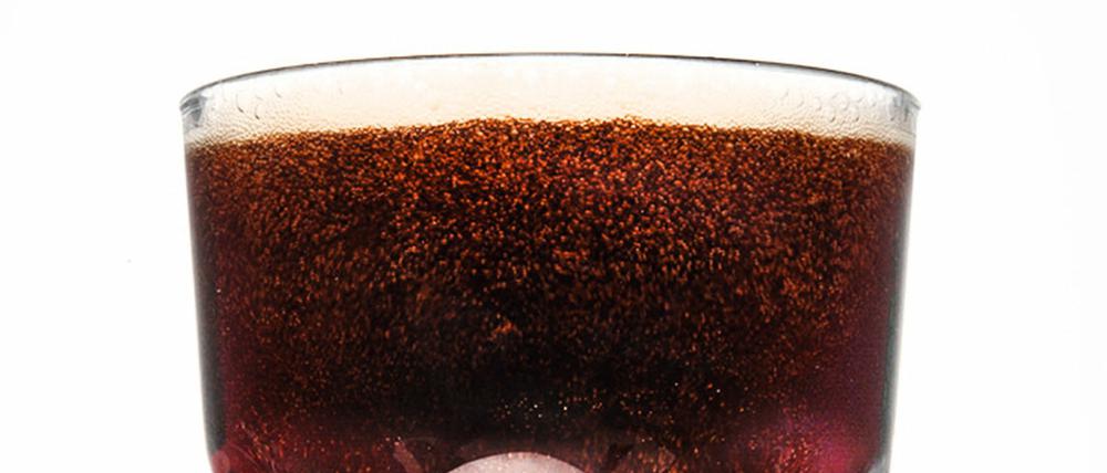Süß und prickelnd: Ein halber Liter Cola enthält knapp 50 Gramm Zucker. Figurfreundlicher wird es mit Varianten, die auf Süßstoff oder Stevia setzen.