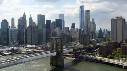 Die Skyline von New York mit der Brooklyn Bridge im Vordergrund.