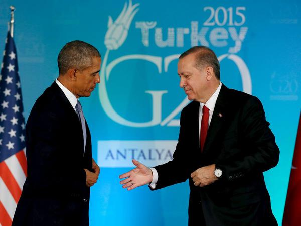 Nach dem Treffen mit dem türkischen Präsidenten Erdogan kündigte US-Präsident Obama an, die Anstrengungen im Kampf gegen den IS zu verdoppeln. 
