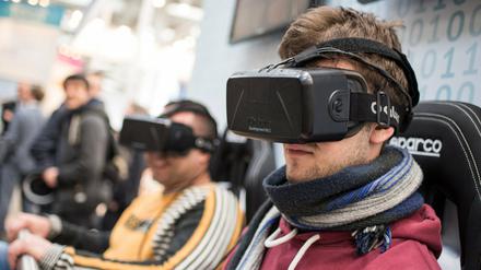Unternehmen wie Oculus Rift bieten Nutzern mit speziellen Brillen besonders realistische Computerwelten.
