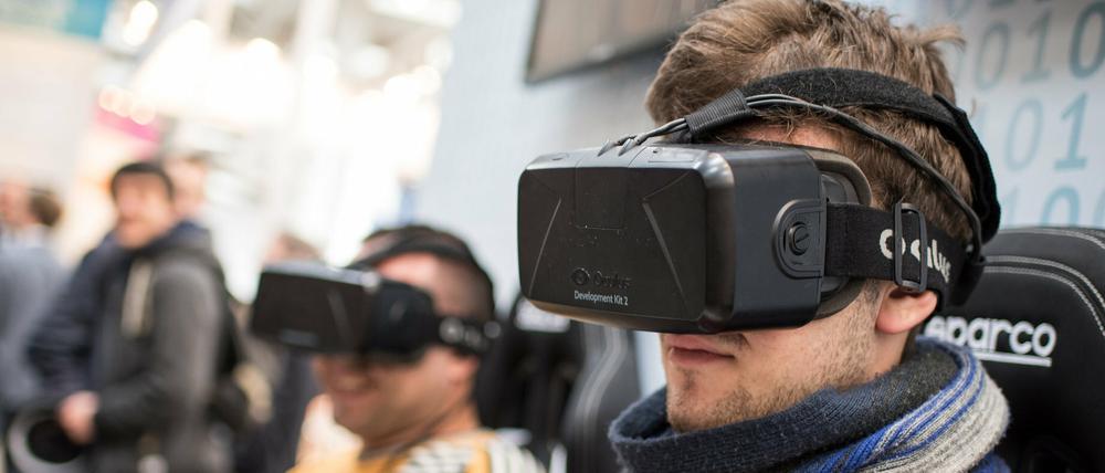 Unternehmen wie Oculus Rift bieten Nutzern mit speziellen Brillen besonders realistische Computerwelten.