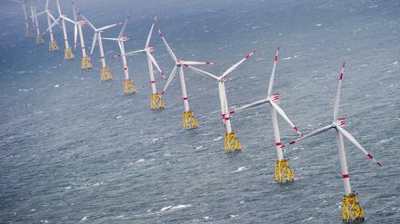 Das Geschäft mit den Windrädern auf hoher See ist zwar riskant, aber auch lukrativ. Vor allem große Energiekonzerne investieren in diese erneuerbare Energie. 