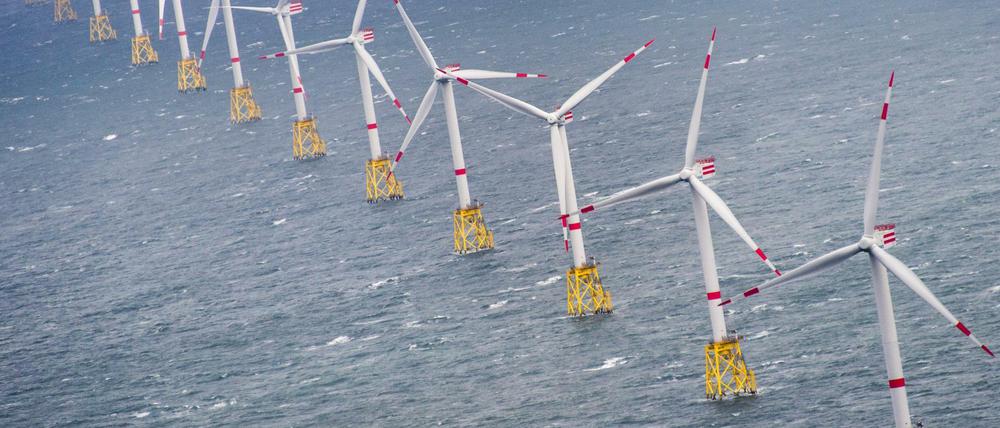 Das Geschäft mit den Windrädern auf hoher See ist zwar riskant, aber auch lukrativ. Vor allem große Energiekonzerne investieren in diese erneuerbare Energie. 