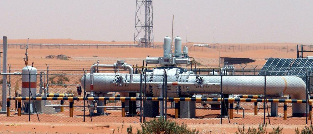 Ein Ölfeld in der Wüste, rund 150 Kilometer von Riad, Saudi-Arabien. Die Unternehmen der Ölindustrie legen ein Großprojekt nach dem anderen auf Eis. Der niedrige Ölpreis ist nur ein Grund. Auch Saudi-Arabien denkt laut über eine Zukunft nach den fossilen Energieträgern nach.