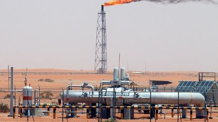 Ein Ölfeld in der Wüste, rund 150 Kilometer von der Saudi-Arabischen Hauptstadt Riad entfernt.