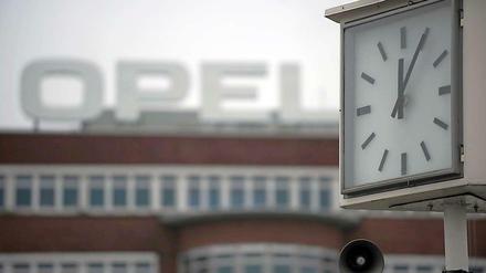 Der kriselnde Autobauer Opel droht Arbeitnehmern mit dem Aus der Autofertigung in Bochum schon 2015. Aufsichtsrats-Chef Girsky forderte am Dienstagin Bochum nach dpa-Informationen eine schnelle Einigung auf «beträchtliche Einsparungen» an allen deutschen Standorten. 
