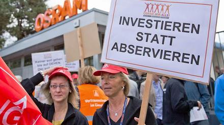 "Investieren statt abservieren!" fordern die Demonstrantinnen von der Geschäftsleitung von Osram. Am größten Fertigungsstandort Berlin sollen nach Osram-Angaben 283 der rund 1300 Stellen wegfallen. 