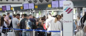 Am Stuttgarter Flughafen warten Passagiere der Fluglinie Eurowings.