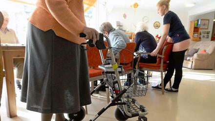 Die deutsche Gesellschaft altert - es kommen immer weniger junge Menschen nach. Das verschärft die Pflegesituation.