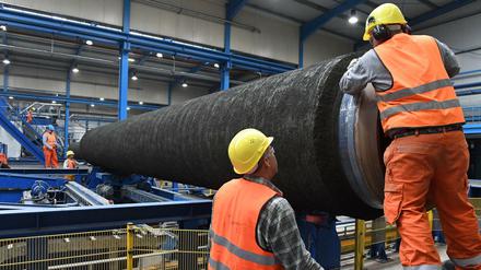 Die deutsche Wirtschaft wächst schneller als erwartet - hier die Fertigung von Pipeline-Rohren der Wasco Coatings Germany GmbH in Mukran (Mecklenburg-Vorpommern). 