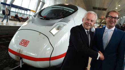 Händedruck mit Chef. Rüdiger Grube (l.) führt zwar den Konzern. Doch die Deutsche Bahn gehört dem Bund - und Verkehrsminister Alexander Dobrindt (CSU) gibt die Richtung vor.