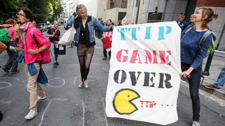 Wollten die Verhandlungen blockieren: TTIP-Gegner am Donnerstag Morgen in Brüssel. 