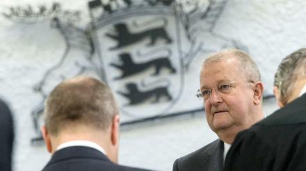 Dem ehemaligen Vorstandsvorsitzende von Porsche, Wendelin Wiedeking (M), wird im Zusammenhang mit der geplanten aber gescheiterten Übernahme von VW Marktmanipulation vorgeworfen.