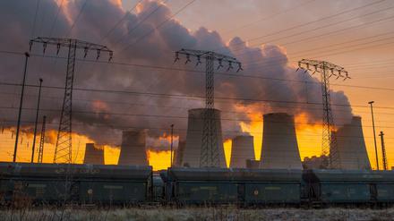 Kohlekraftwerke blasen nicht nur klimaschädliches Kohlendioxid in die Luft sondern auch Quecksilber. In Deutschland kommen 70 Prozent der Quecksilber-Emissionen aus den Abgasen von Kohlekraftwerken. 