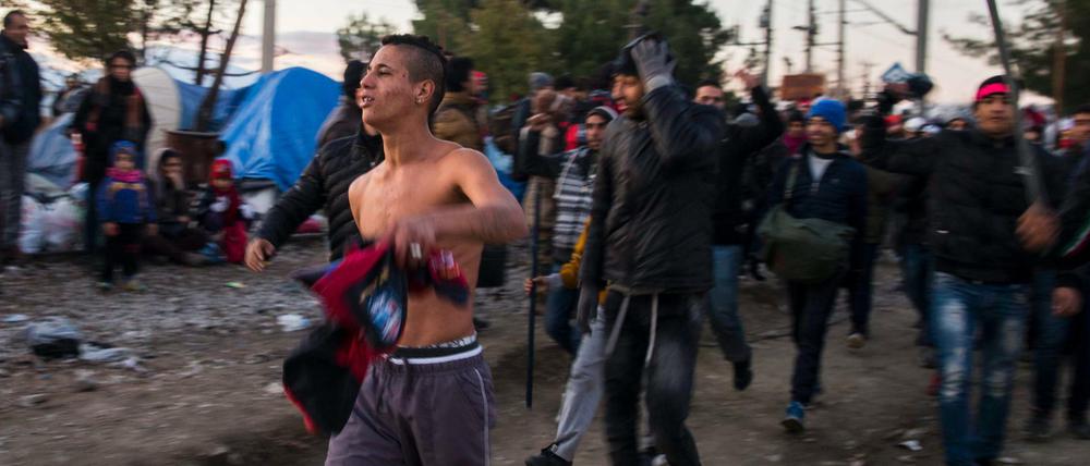 Junge Flüchtlinge an der griechisch-mazedonischen Grenze werden ungeduldig und wütend. 