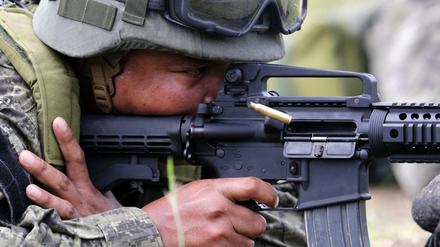 Ein Philippinischer Soldaten feuert mit einem Remington M4 Sturmgewehr. 