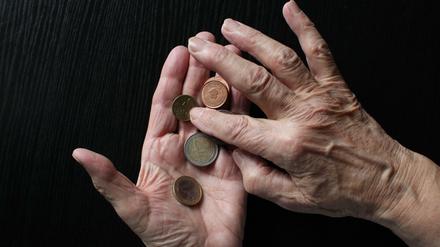 Die Rente reicht oft nicht zum Leben. Deshalb erhalten viele Rentner zusätzlich eine Grundsicherung. 