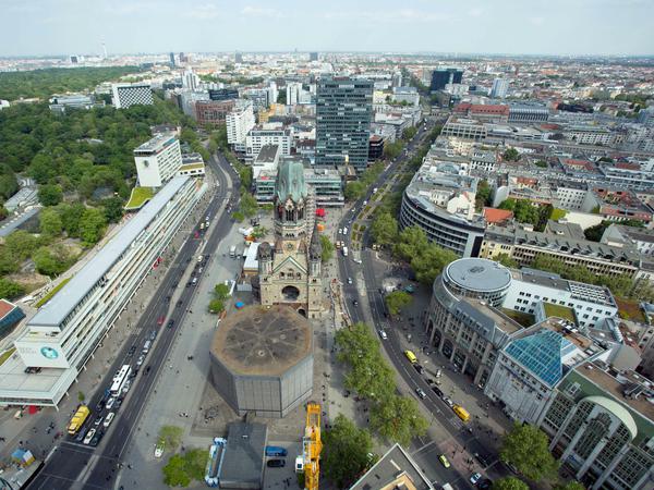 Blick aus dem 33. Stock des Hochhauses "Upper West" auf das Bikini, die Gedächtniskirche und Kurfürstendamm (von links nach rechts). Berlin wird wegen seiner wachsenden Wirtschaft auch in Potsdam nicht nur als Subventionsgrab wahrgenommen, sondern als wirtschaftliches Zentrum der Region.