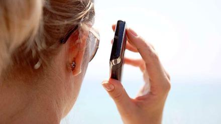 Keine Gebühr. Mobiles Telefonieren, Surfen und SMS-Schreiben im europäischen Ausland soll nach dem 15. Dezember 2015 ohne Extra-Kosten möglich sein.