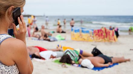 Vom Strand einen Urlaubsgruß per Smartphone schicken: Die EU will, dass das künftig keine Frage der Kosten mehr ist.