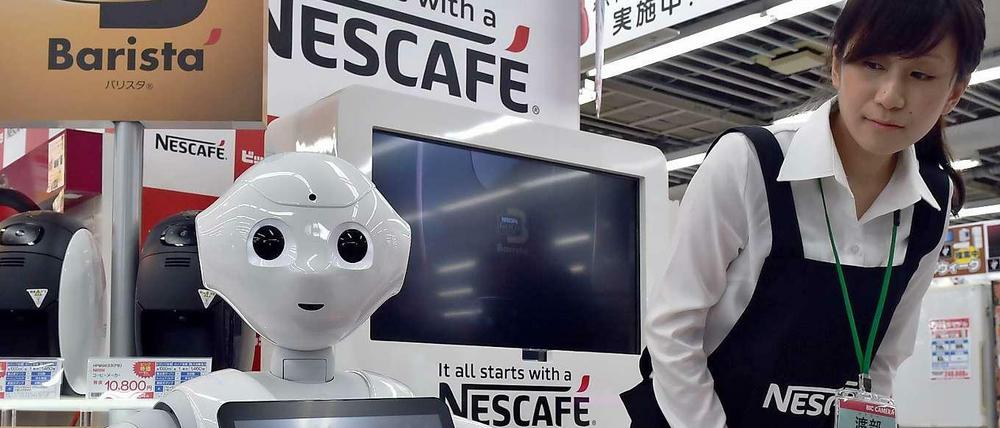 Kaufen oder nicht. Ein Roboter soll Kunden in Japan künftig die Entscheidung erleichtern - und dabei selbst etwas lernen.