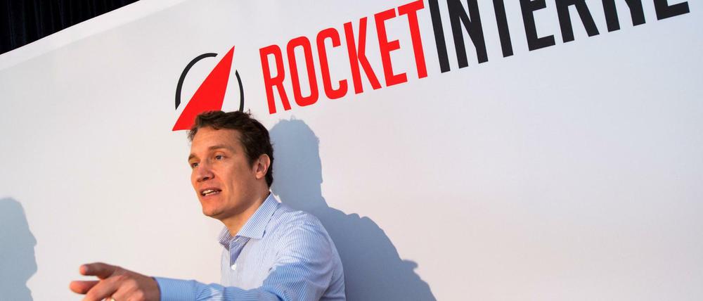 Oliver Samwer, Gründer und Vorstandsvorsitzender der Rocket Internet AG, spricht am 24.09.2014 während einer Pressekonferenz in Frankfurt am Main (Hessen) vor dem Logo des Unternehmens. 