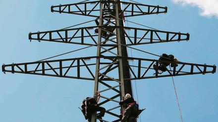 Alt gegen neu. Stromnetz-Berlin-Mitarbeiter demontieren in Charlottenburg im Mai 2013 eine uralte Freileitung.