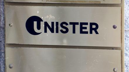 Das Firmenschild von Unister hängt am 18.07.2016 neben der Eingangstür zum Firmensitz in Leipzig (Sachsen). 
