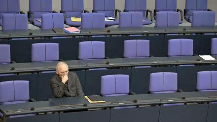 Allein auf der Regierungsbank: Wolfgang Schäuble bei der Bundestags-Abstimmung über Griechenland am Freitag.