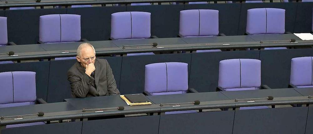 Allein auf der Regierungsbank: Wolfgang Schäuble bei der Bundestags-Abstimmung über Griechenland am Freitag.
