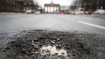 Investitionslücke. Der schlechte Zustand vieler Straßen ramponiert den guten Ruf des Standorts Deutschland.