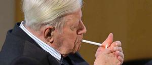 Selten ohne. Altkanzler Helmut Schmidt raucht gern Mentholzigaretten. Seine Marke ist Reyno.